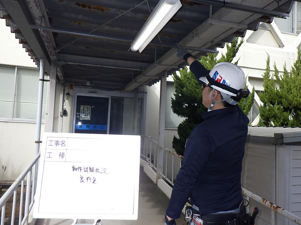 公共施設渡り廊下照明器具設置工事の画像