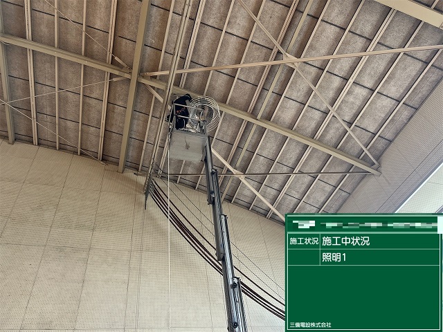 某体育館天井照明取替工事の画像