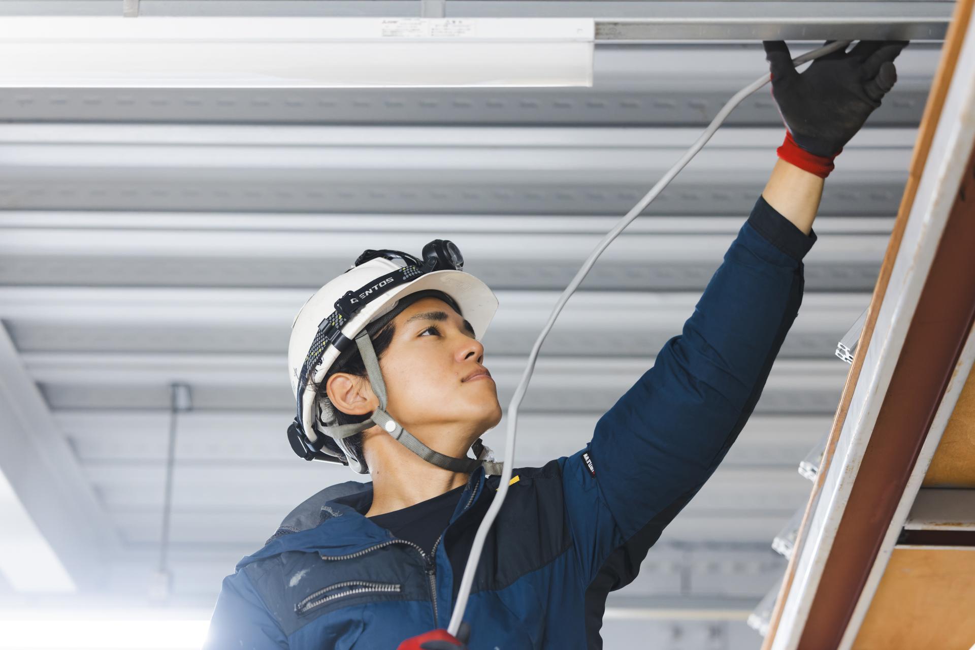 ケーブルを設置している画像