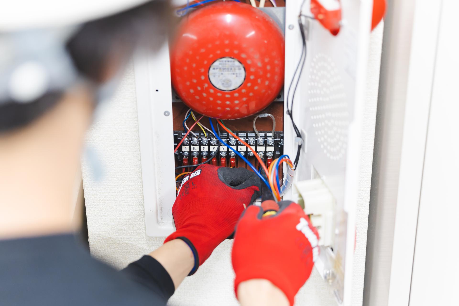 非常ベルを点検している画像