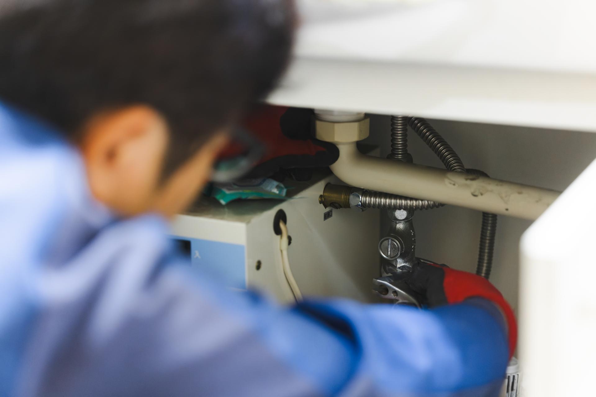 設備をメンテナンスしている画像