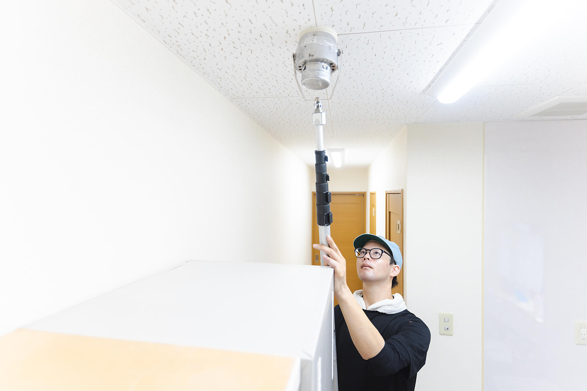 火災報知器を点検している画像