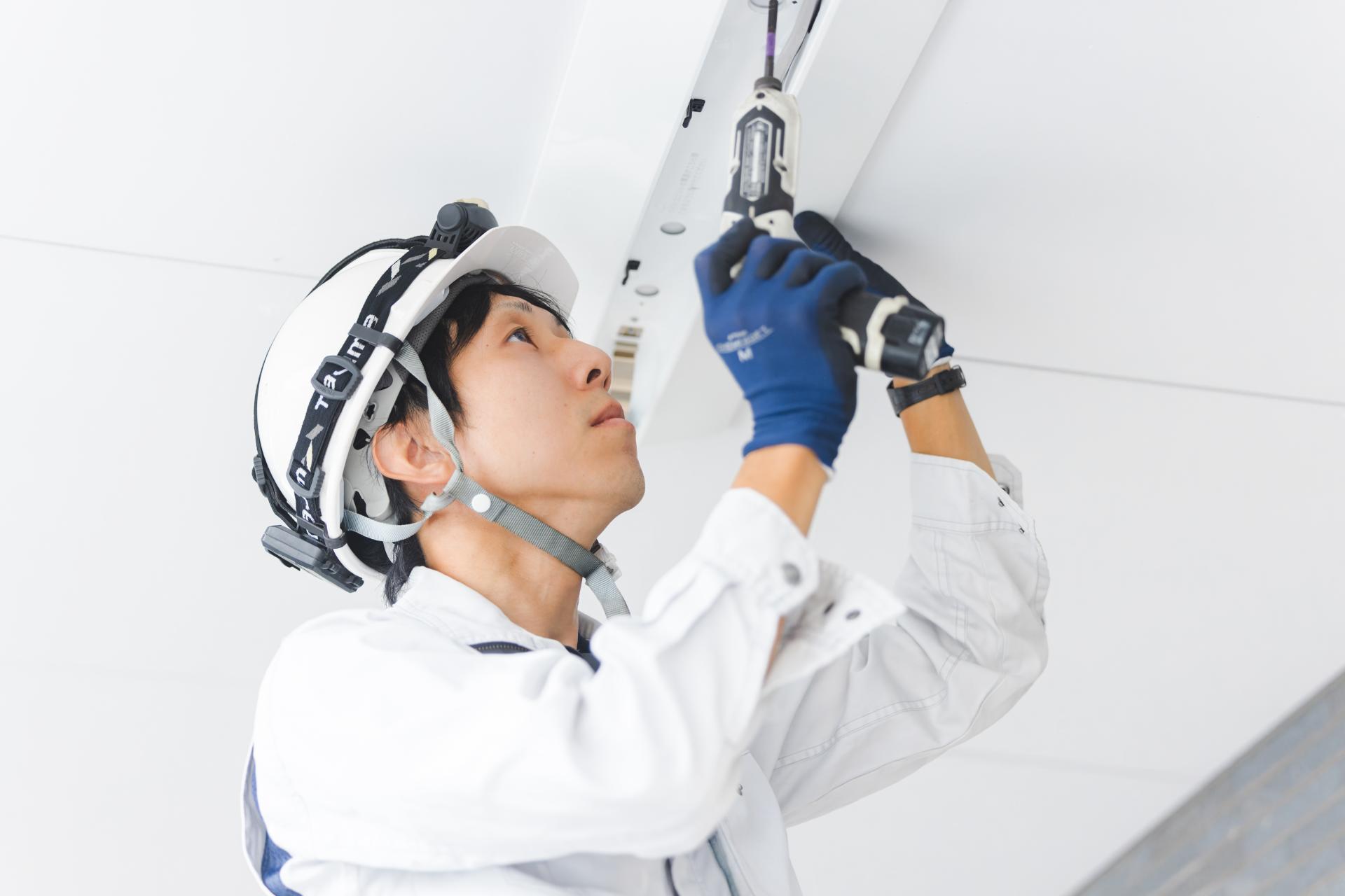 電気工事をしている画像