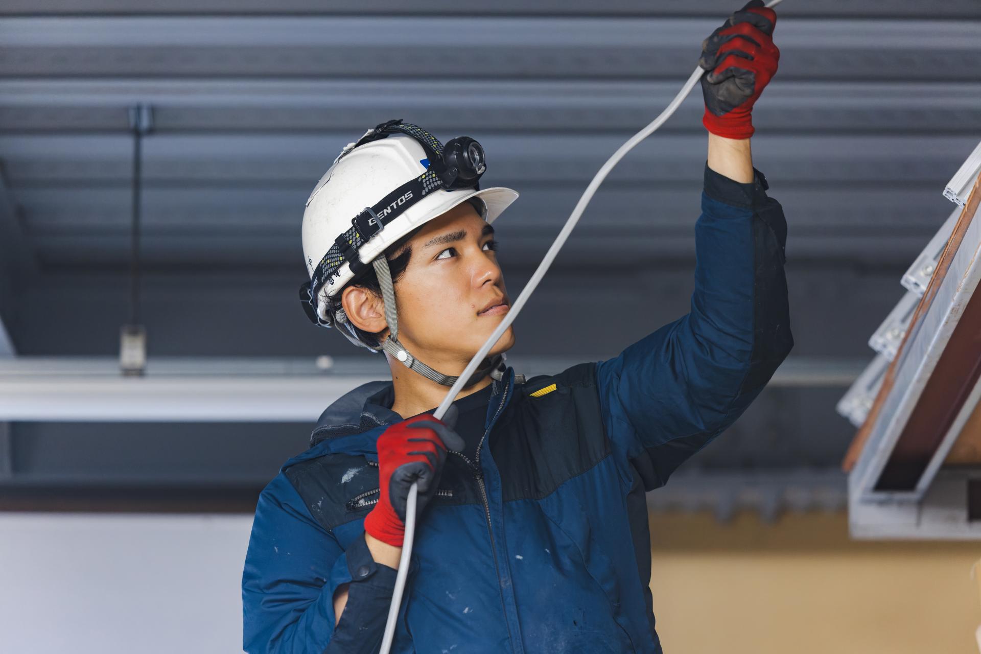 ケーブルを設置している画像