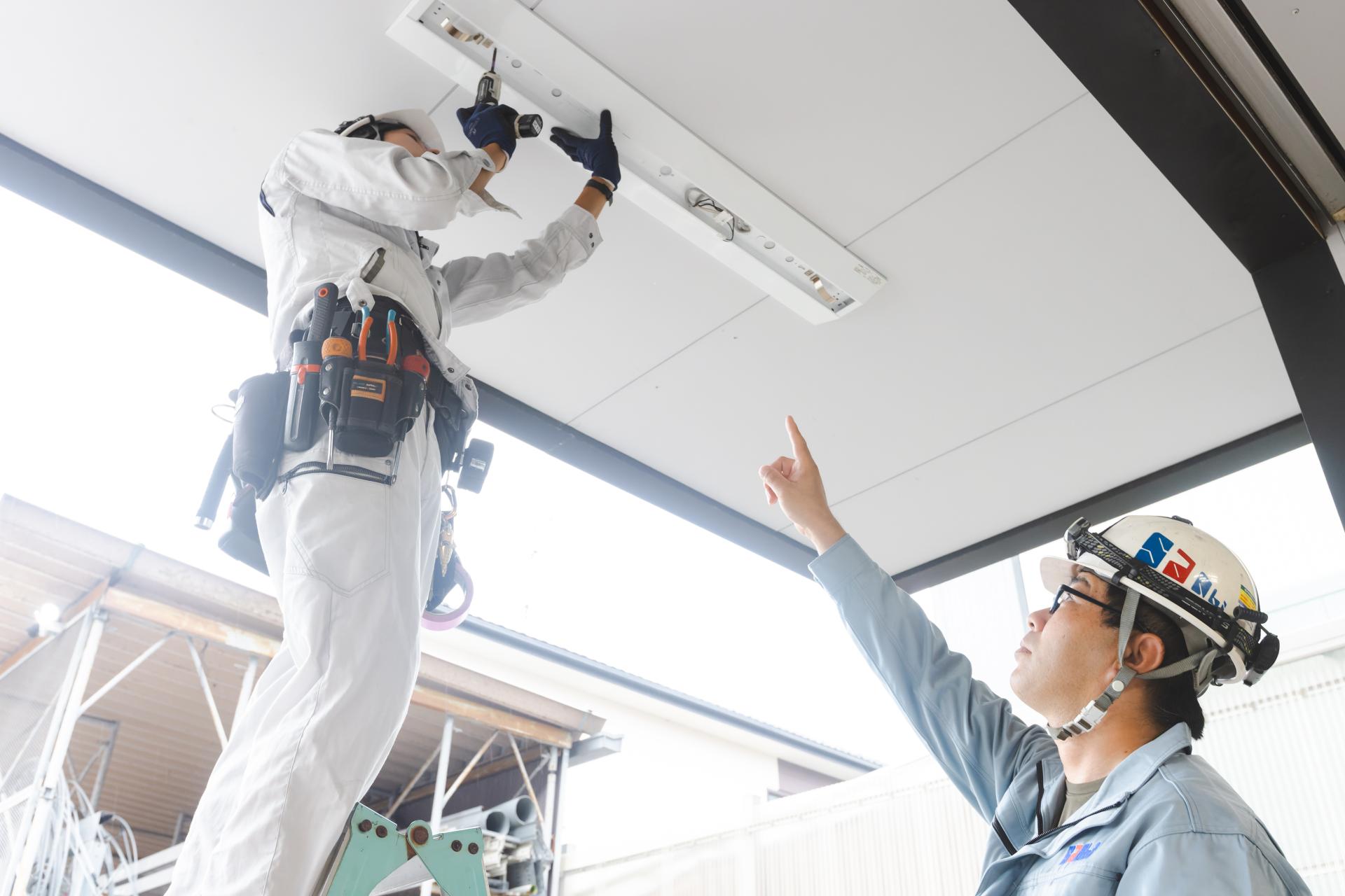 電気工事をしている画像